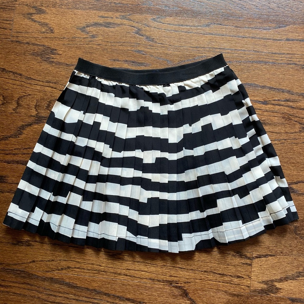 Pleated mini skirt black and white graphic stripe Free Hug